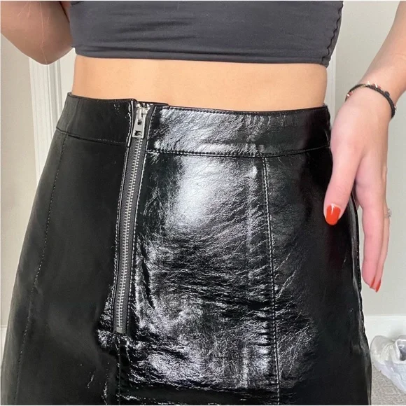 TOPSHOP Black Shiny PVC Fitted Mini Skirt with Front Zip - Picture 2 of 12